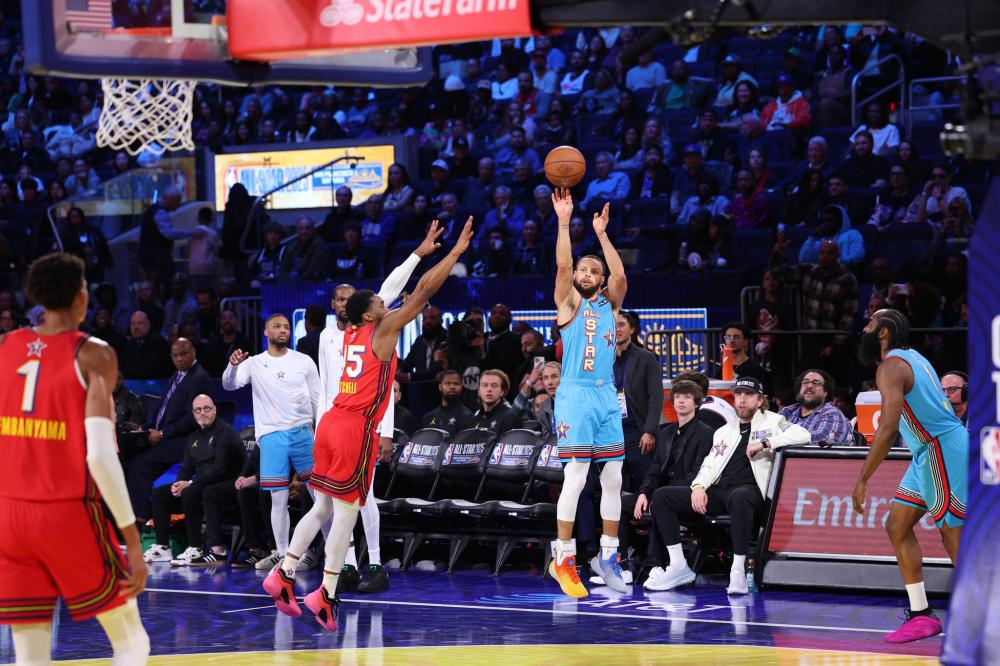 英超半场：内托冲顶破门，吉滕斯献助攻，切尔西1-0伯恩利（英超半场战报：吉滕斯送助攻，内托头球建功，切尔西暂1-0伯恩利）